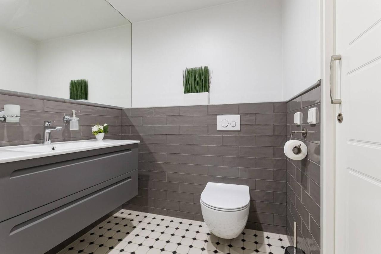 Central Apartments, Quiet With Free Parking And Ac. 塔林 外观 照片