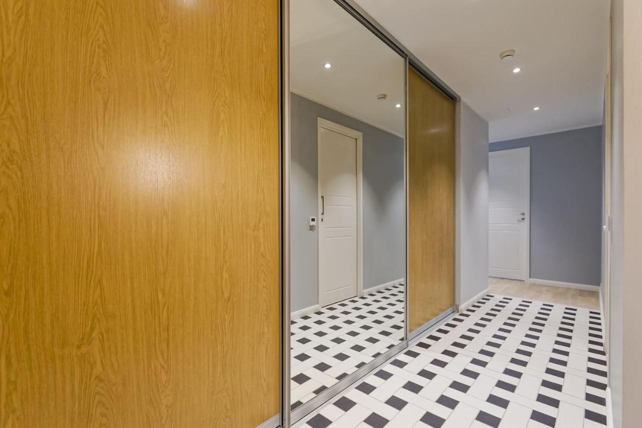 Central Apartments, Quiet With Free Parking And Ac. 塔林 外观 照片