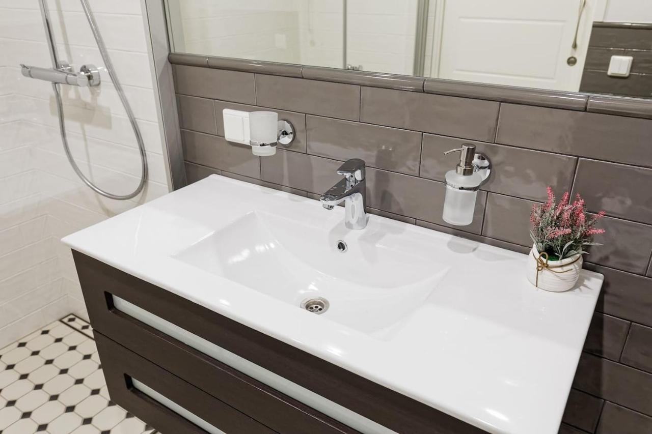 Central Apartments, Quiet With Free Parking And Ac. 塔林 外观 照片